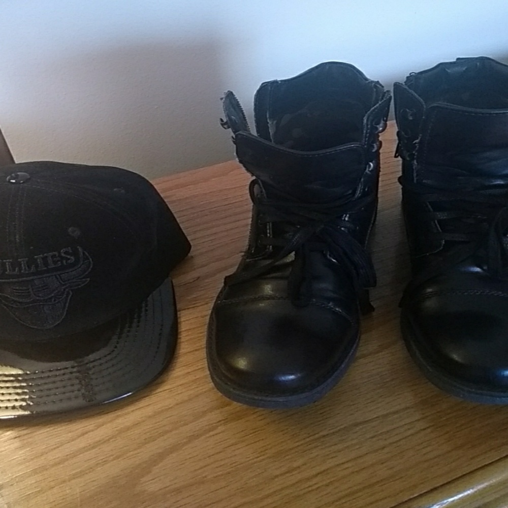 Leather boots w/camo interior. Free Bulls hat.